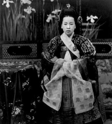 1940年，韩国皇后尹氏，被日本人赶出皇宫，没了经济来源，她一个人只能在街头流浪