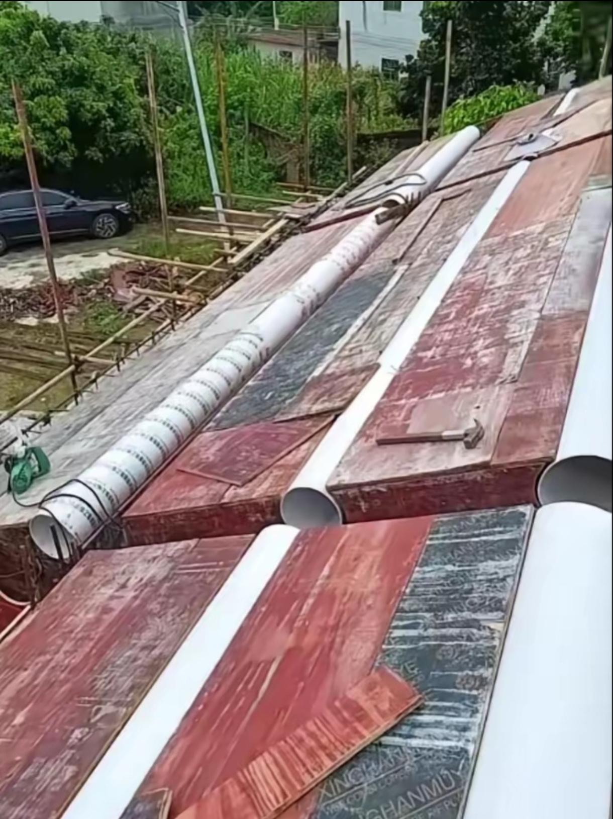 这是做庙的，白色管是做圆梁的，白色管上面要开口，放混凝土的。双层板，有隔热作用。
