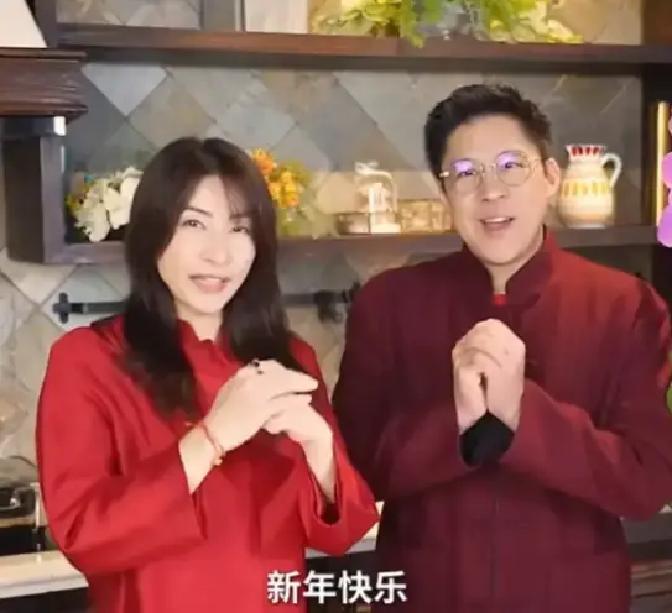 主持人问霍启刚:“你是香港人，郭晶晶是河北人，那你家的饭菜平时都是各吃各的口味吗？”霍启刚摇摇头:“