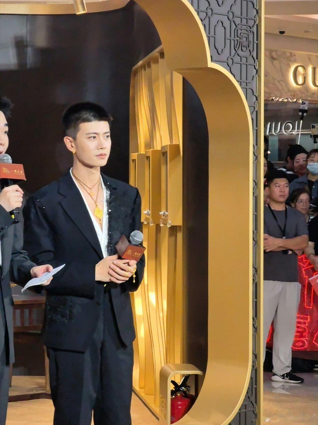 任嘉伦把文化非遗穿身上了当高定西装邂逅非遗技艺，任嘉伦以一身穿搭打破边界。他巧妙