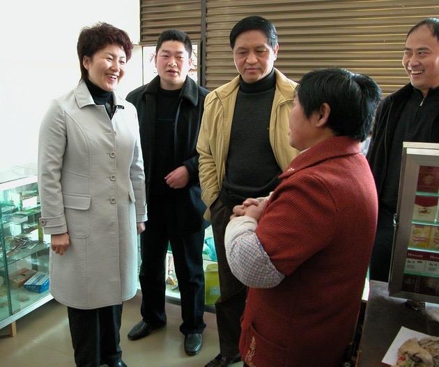 看看包惠曾到基层调研、督导，走访慰问贫困群众的照片，可以看出她干了不少实事，难怪