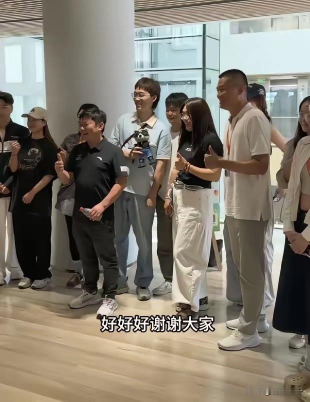 张雪受邀到访北京阿里总部，不料消息一出，引得大批员工放下工作，排起长队争相合影。
