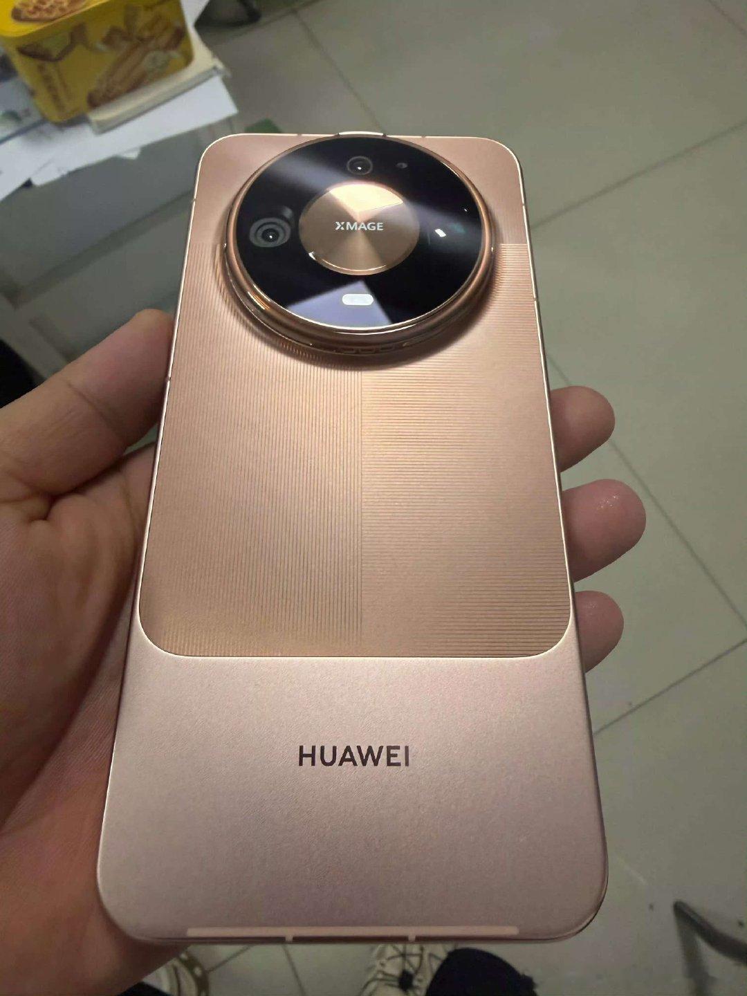 #华为Mate90真机照片#华为Mate90ProMax真机上手图也出来了，就是这个拍摄角度。[捂脸