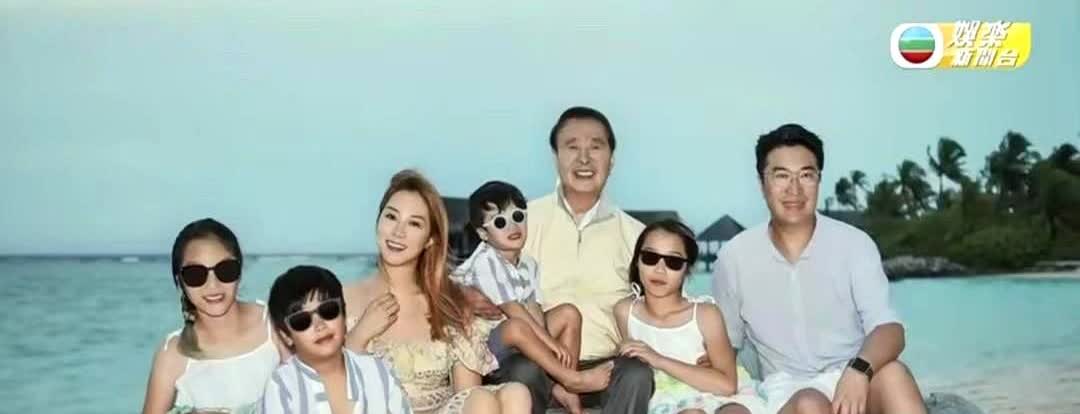 徐子淇落泪了42岁的徐子淇，在李兆基去世后，她的夫家举办了很大一场李兆基