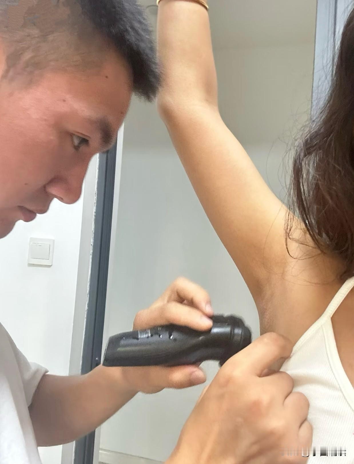 也不知道女朋友有什么怪癖，每次都用我的剃须刀给她刮腋毛，我都说了很多次不要再这样