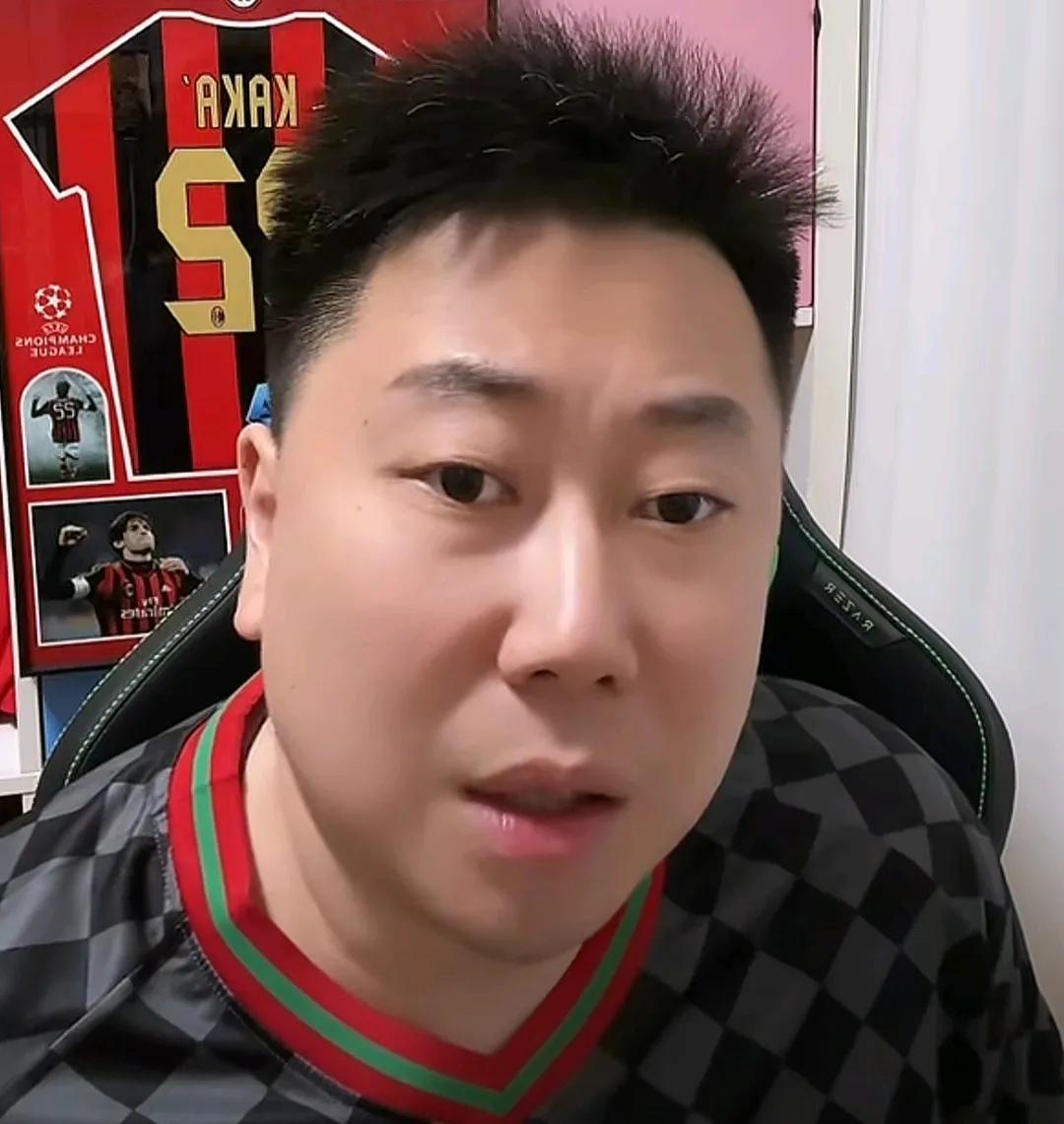 媒体人李宝库批评了上海海港球员杨希。李宝库在直播时表示，本来杨希是个很好的球员