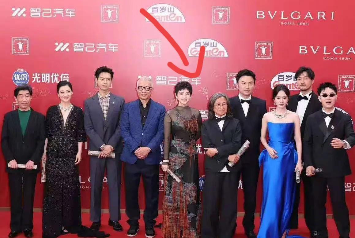 章子怡这次红毯后槽牙都要咬碎了很明显她输给了杨幂不是因为发型，也不是因为年龄