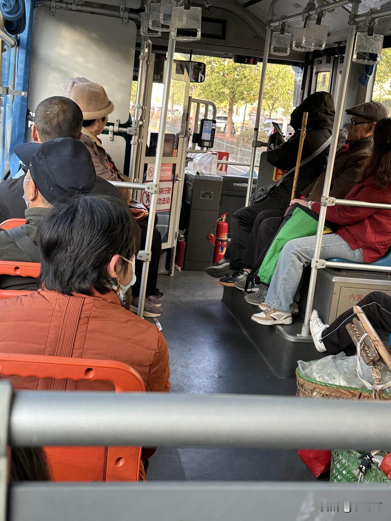 分享公交车上发生的一幕，早晨坐公交车上班的路上发生这件事。一位老爷爷拄着一个