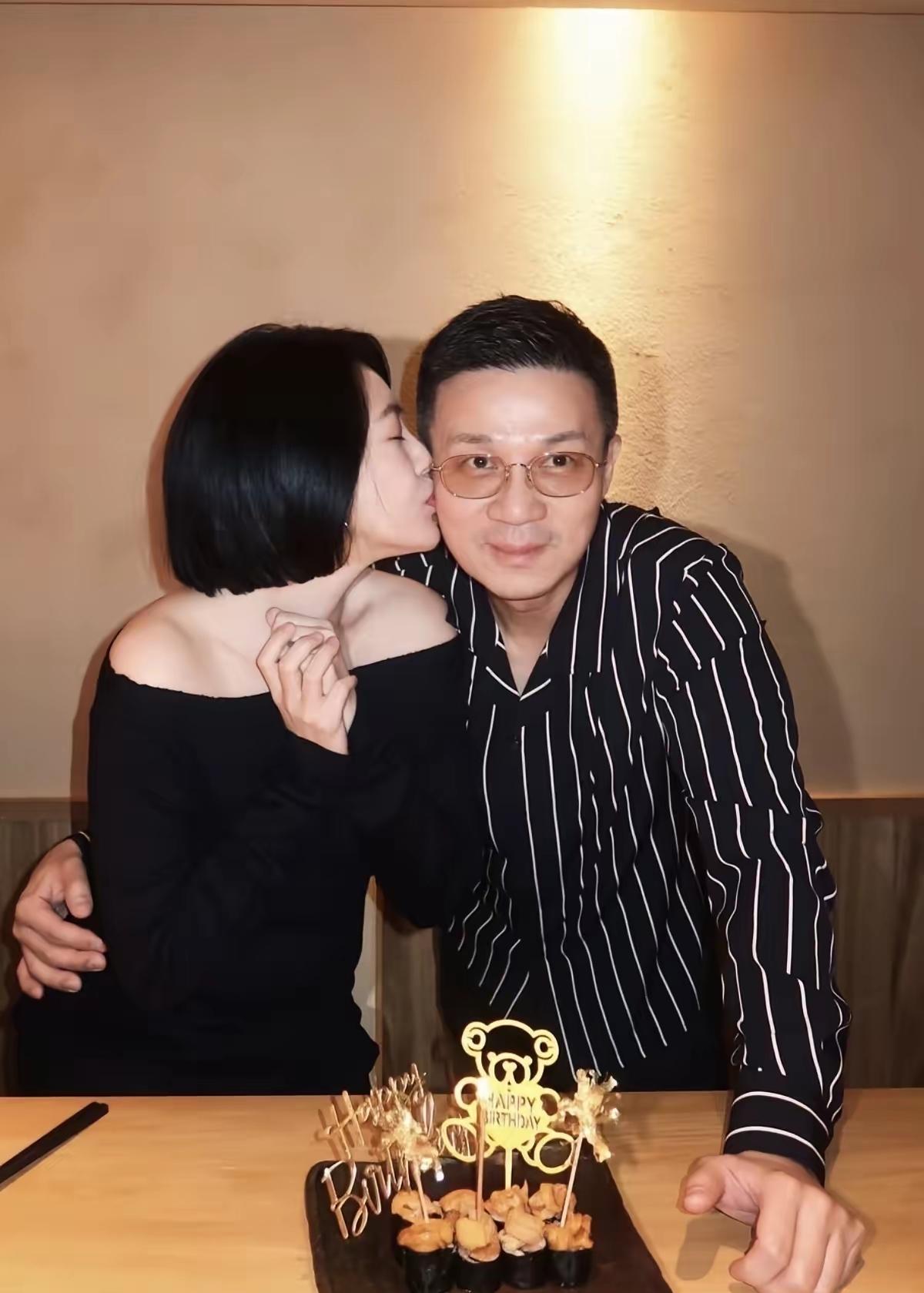 都说中年夫妻亲一口，半宿睡不着觉，小S一如既往的“扮演”着爱妻人设，许雅钧