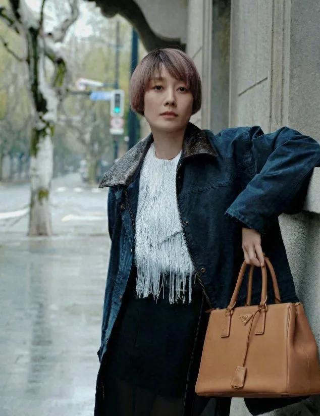 马伊琍新短发造型太惊艳，气质直接升级马伊琍的新短发造型也太有味道了！浅粉棕