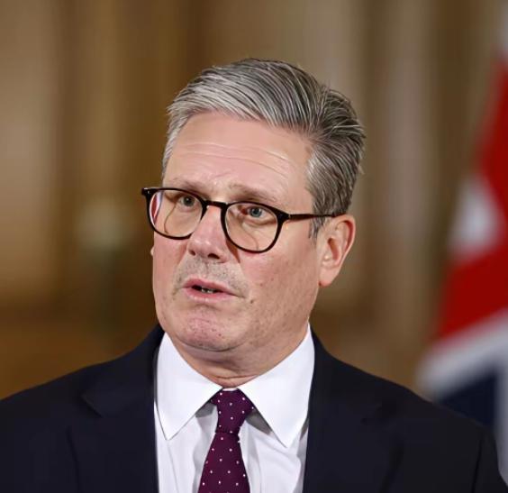 属实活久见！英国首相斯塔默赶在卸任前夕，推动法案落地，硬把中国敬业集团持有的英国