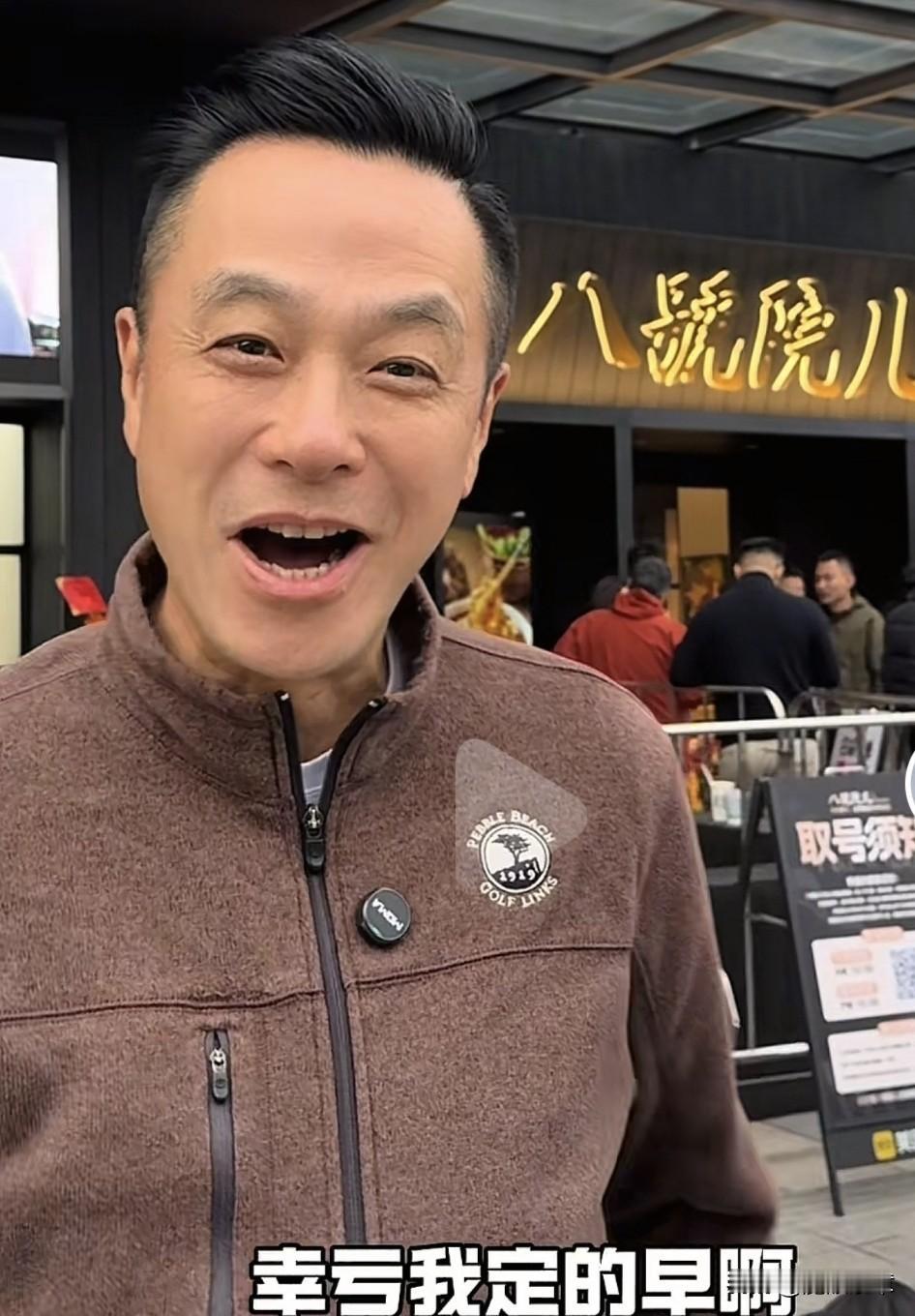 从知名主持人转型为美食探店博主的高源，最近去演员文章经营的面馆打卡。近期，文章的