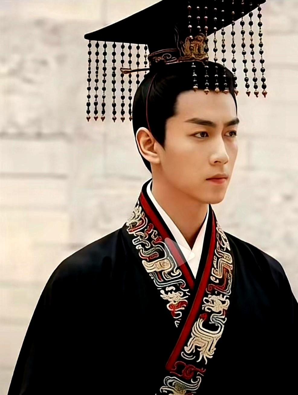陈晓最近挺忙啊！他的《大生意人》热播，又释出扮演秦始皇的宣传，网友赞其“天选