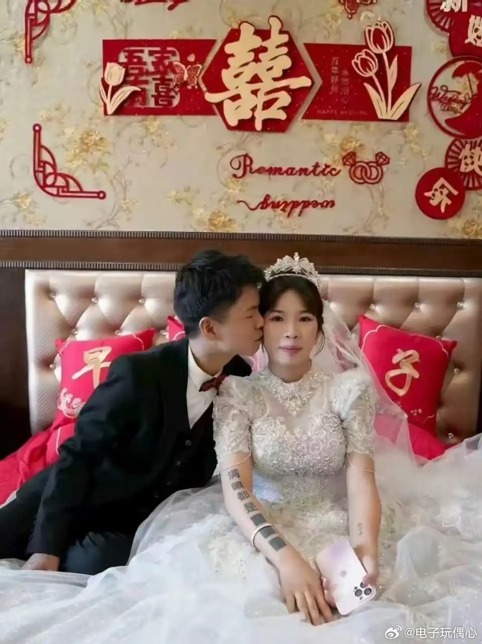 只能说新娘是个有故事的人，这纹身真特别啊。