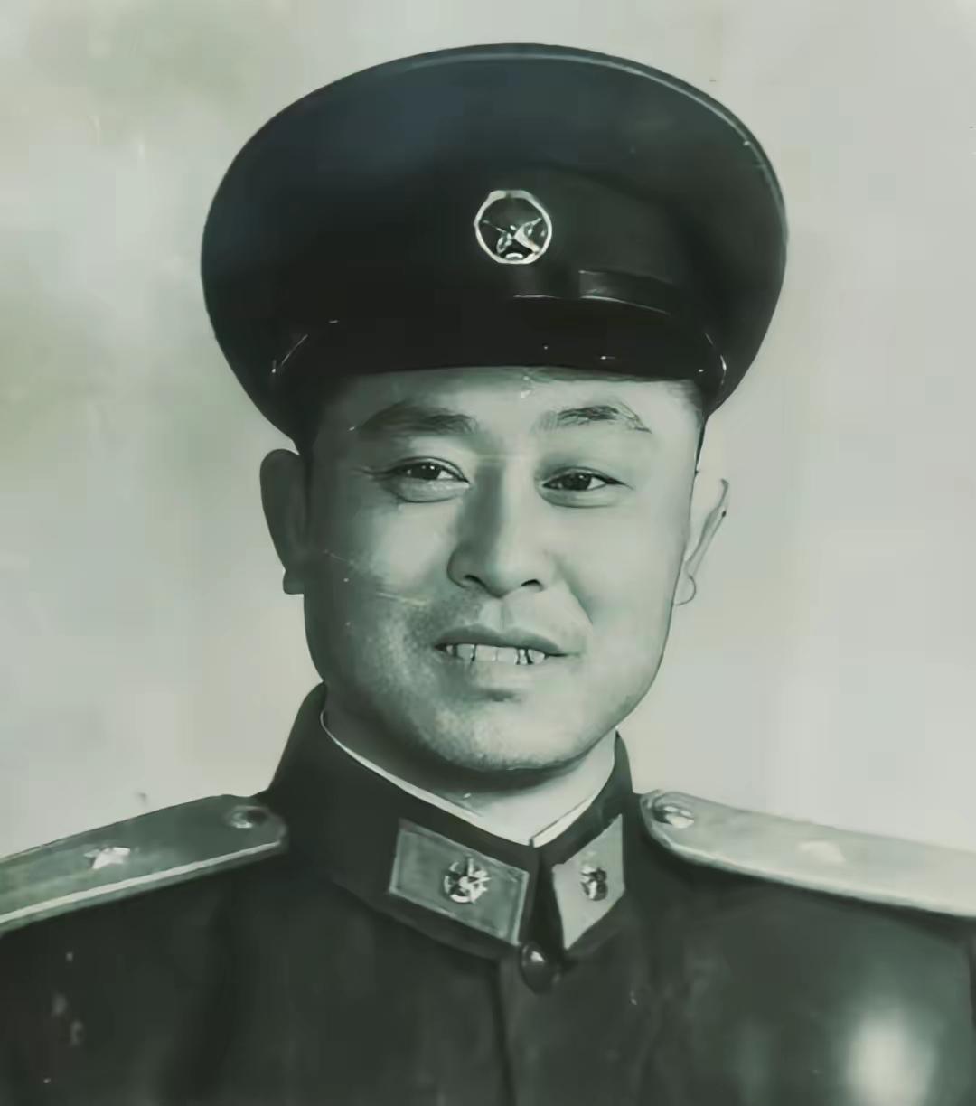 1950年，朝鲜战场上，志愿军缴获了美制M26"潘兴"坦克，可没人会开。紧急