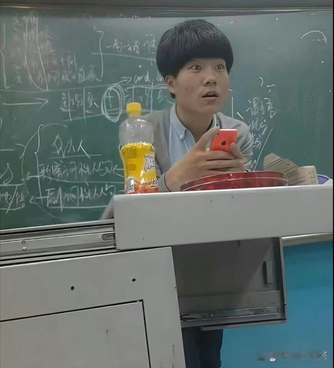 当年在新东方任教时的董宇辉，那时的他也不知道以后的自己有多了不起吧