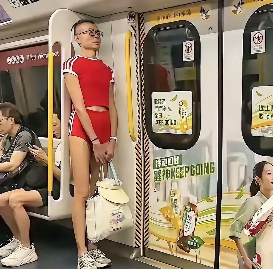 肌肉是练出来的，肚子是胖出来的，我就想问这样既没有肌肉又没肚子还不胖，整体来说条