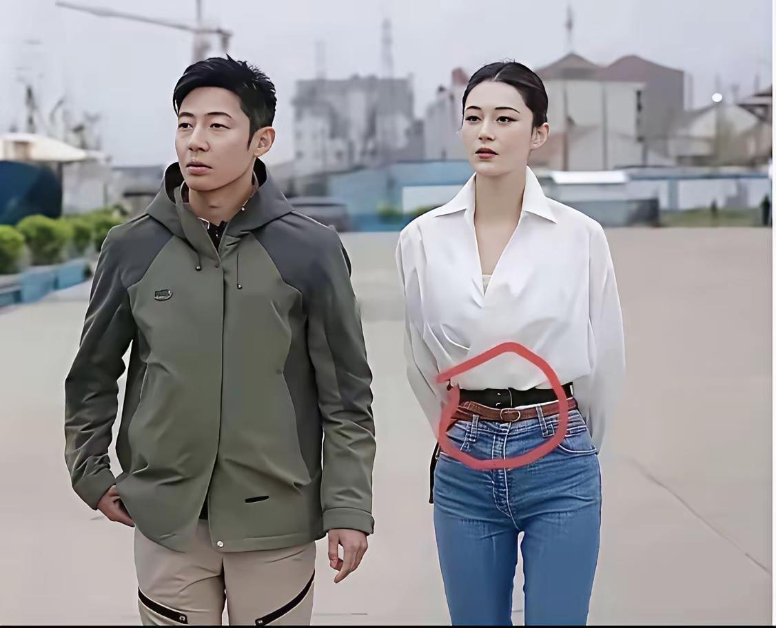 撒贝宁身边的美女是谁？她的身材很苗条，颜值在线，就算是左小青、许晴来了都是甘拜