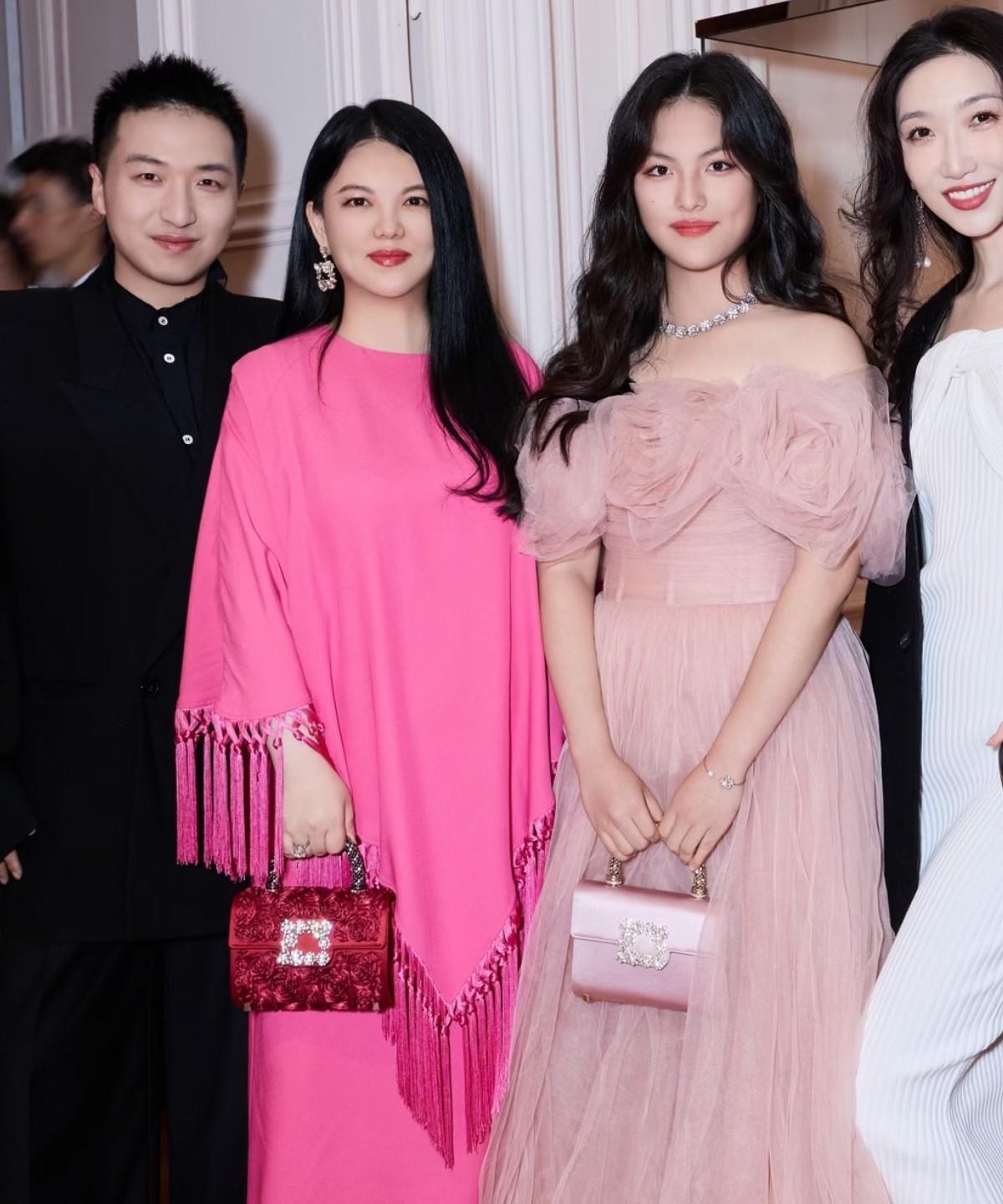 李湘带王诗龄参加晚宴，和檀健次辛芷蕾合影。王诗龄又跟随妈妈李湘去参加品牌晚宴了