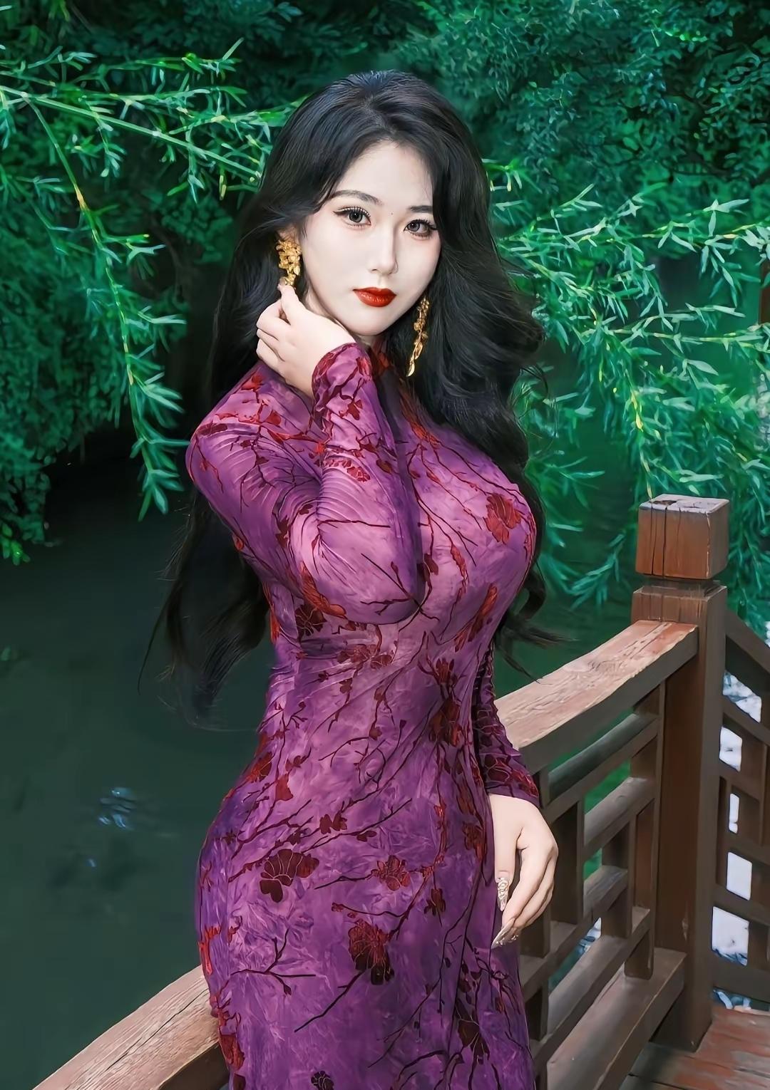 穿旗袍拍照有多美旗袍，是时光织就的东方诗篇。一袭绸缎，勾勒出东方女性的曼妙曲线，