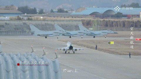 歼10C，多架同框画面流出，确实可以呀……南南的3架歼10C战机，排队在起飞