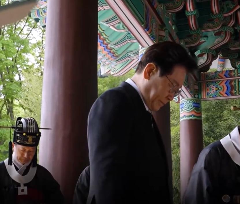 韩国总统罕见“破例”！李在明高调祭奠抗日名将，喊话全民共渡难关。28日，韩国