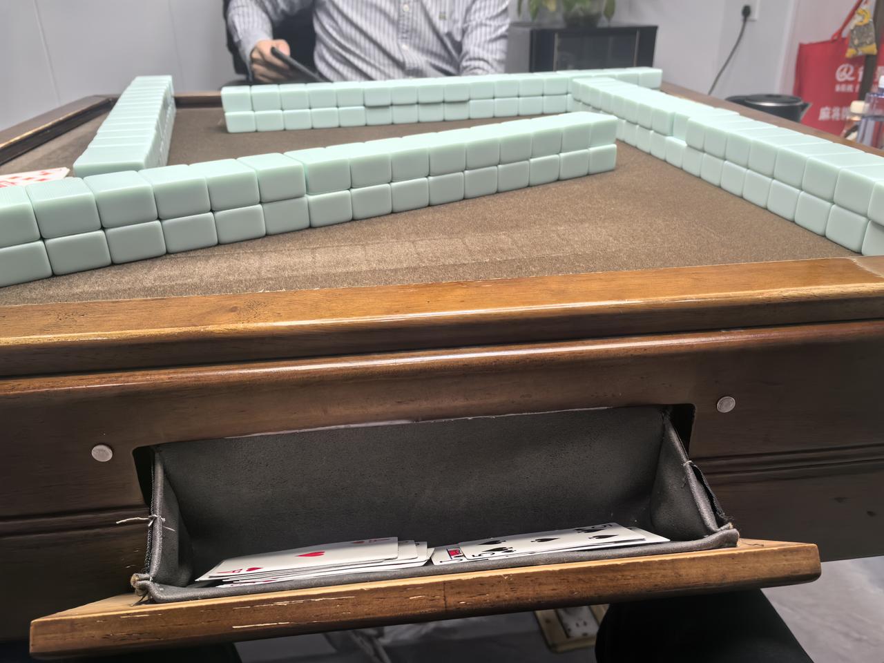 好久没打麻将，今天约了一场！我发现打大牌，我总是输，打小牌我却火很好。我这个