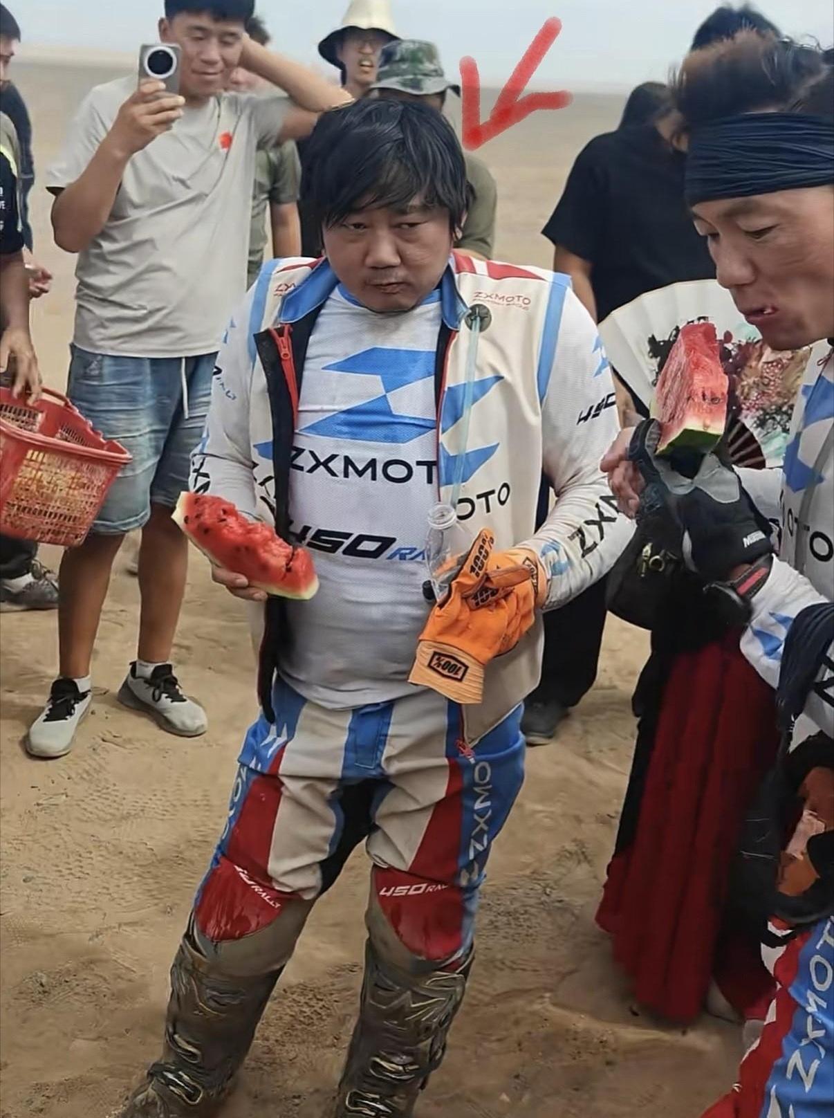 身价上亿的老板，顶着能炒盘菜的油头去上央视采访，这画面你敢信？这几天张雪在新疆