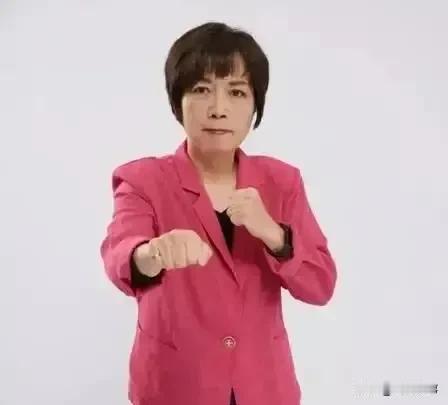 黄智贤给馆长的忠告刚刚就馆长直播给黄智贤道歉之后，智贤握手回应，并专门特
