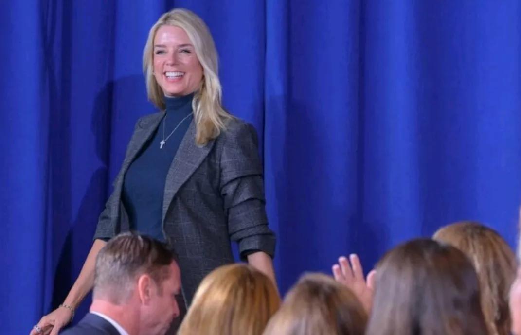 CNN报道，当地时间24日，美国司法部长帕姆.邦迪，在当天的新闻发布会上警告明尼