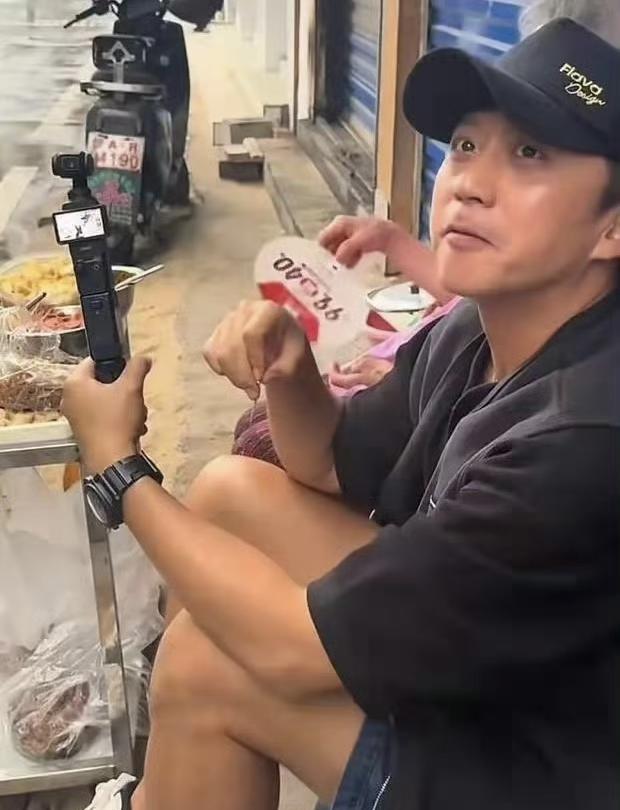 邓超回南昌看望一毛钱奶奶，还给奶奶带了鲜花，能看出来奶奶好开心！邓超还蹲坐到地上