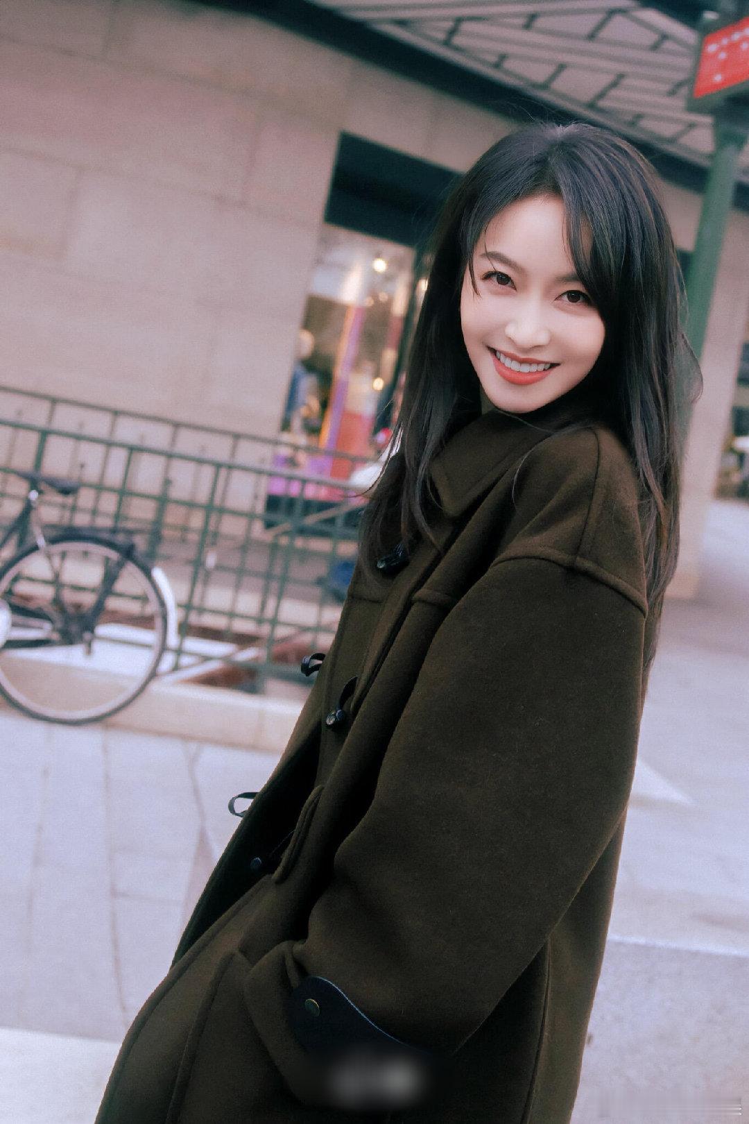 不知道的以为宋茜又有职场剧上新了茜姐穿麻袋都高级！女高管造型线条感顶，走路带风