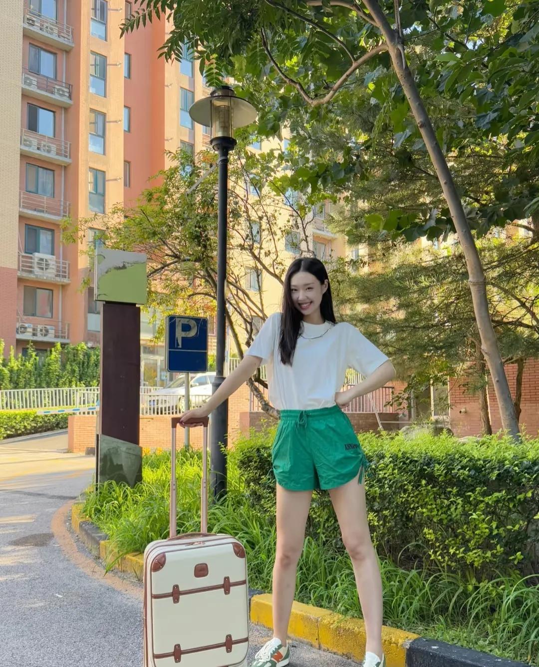 管乐又晒新动态了，说句真心话，虽然图片里的她看起来一身清清爽爽的，白色T恤