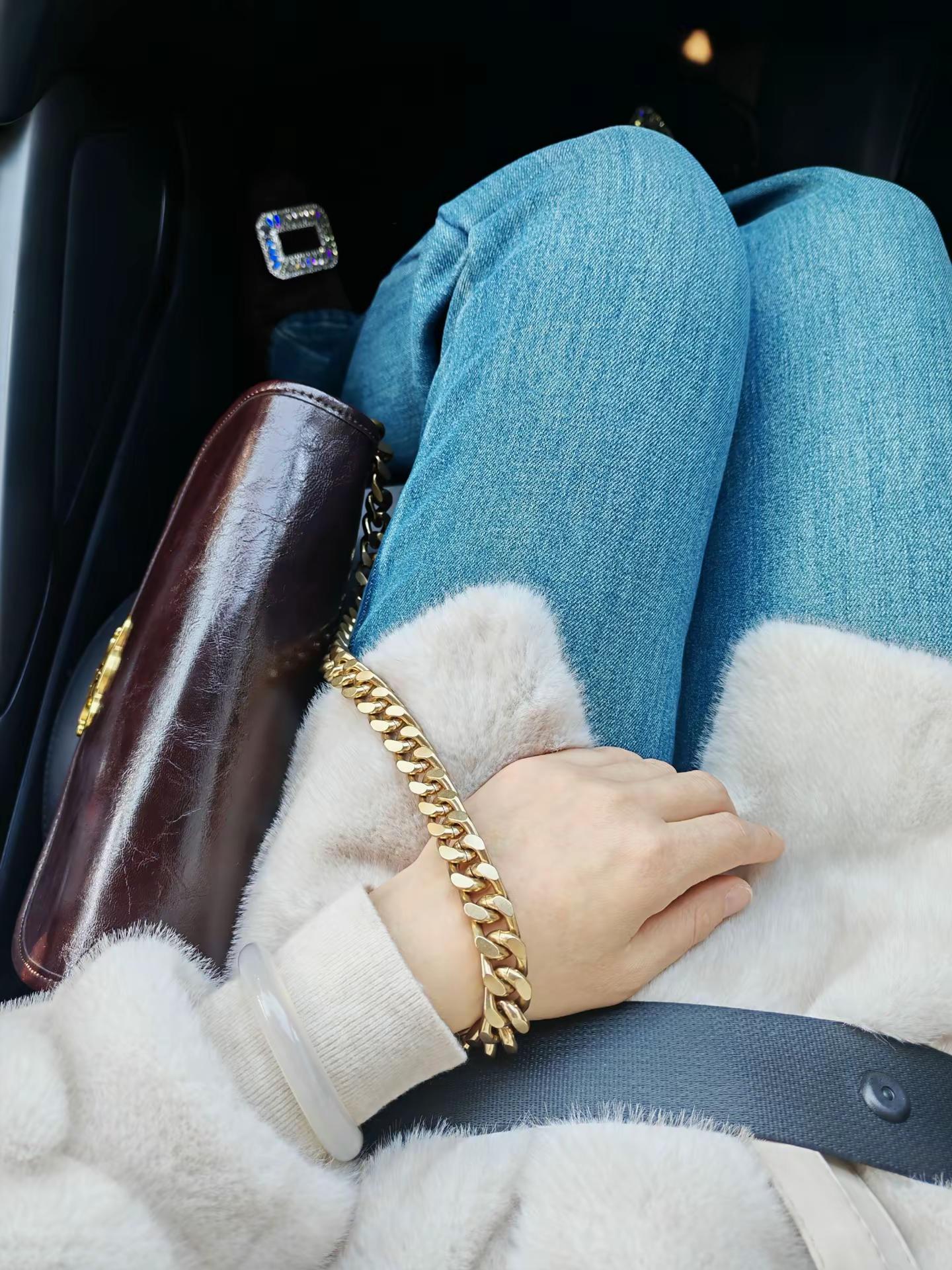 成熟女人的三大标志：穿貂，买黄金，听凤凰传奇