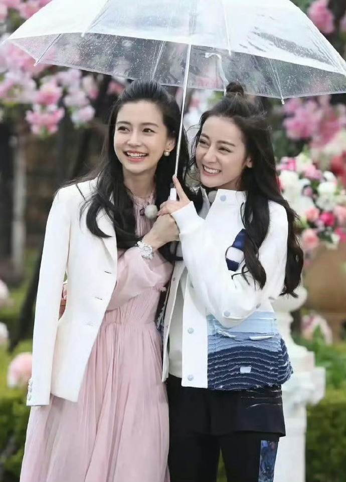 以前跑男女生的妆容都是淡淡的，看baby和热巴就知道了。以前都是穿着统一的衣服