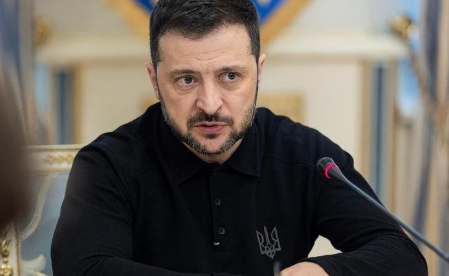 面对俄军铺天盖地的炮火，泽连斯基这回是真的坐不住了。前线尤其是波克罗夫斯