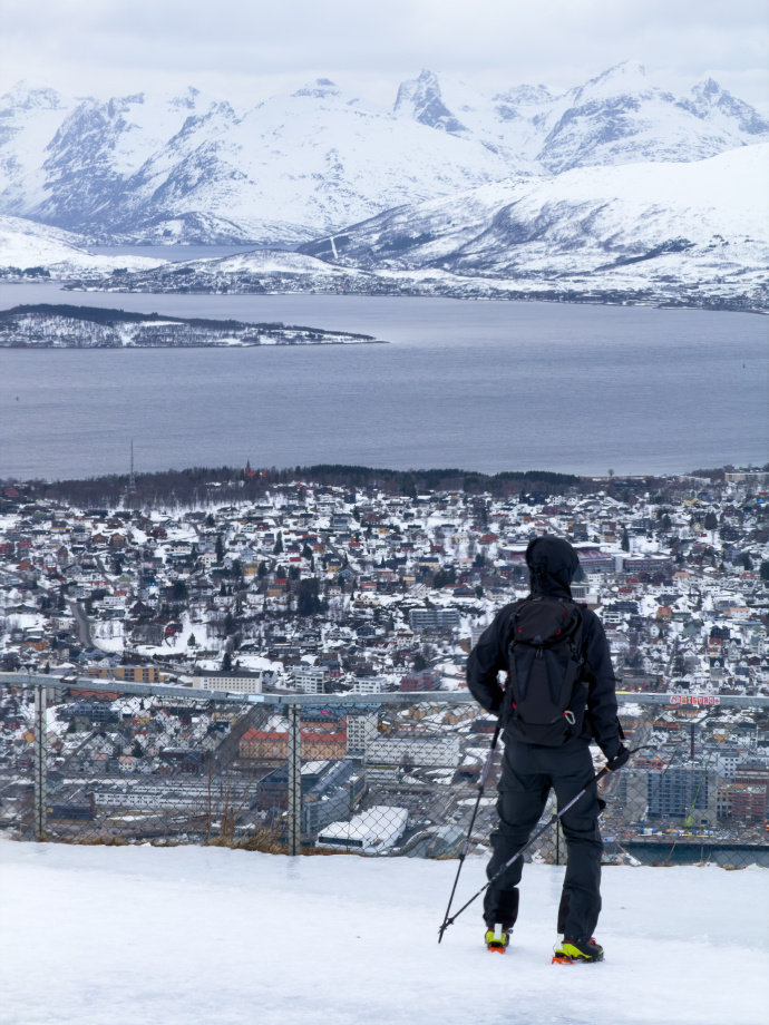 李现一拍一张权威男头李现分享滑雪九宫格，不敢想今天朋友圈将有多少人头像~这个李