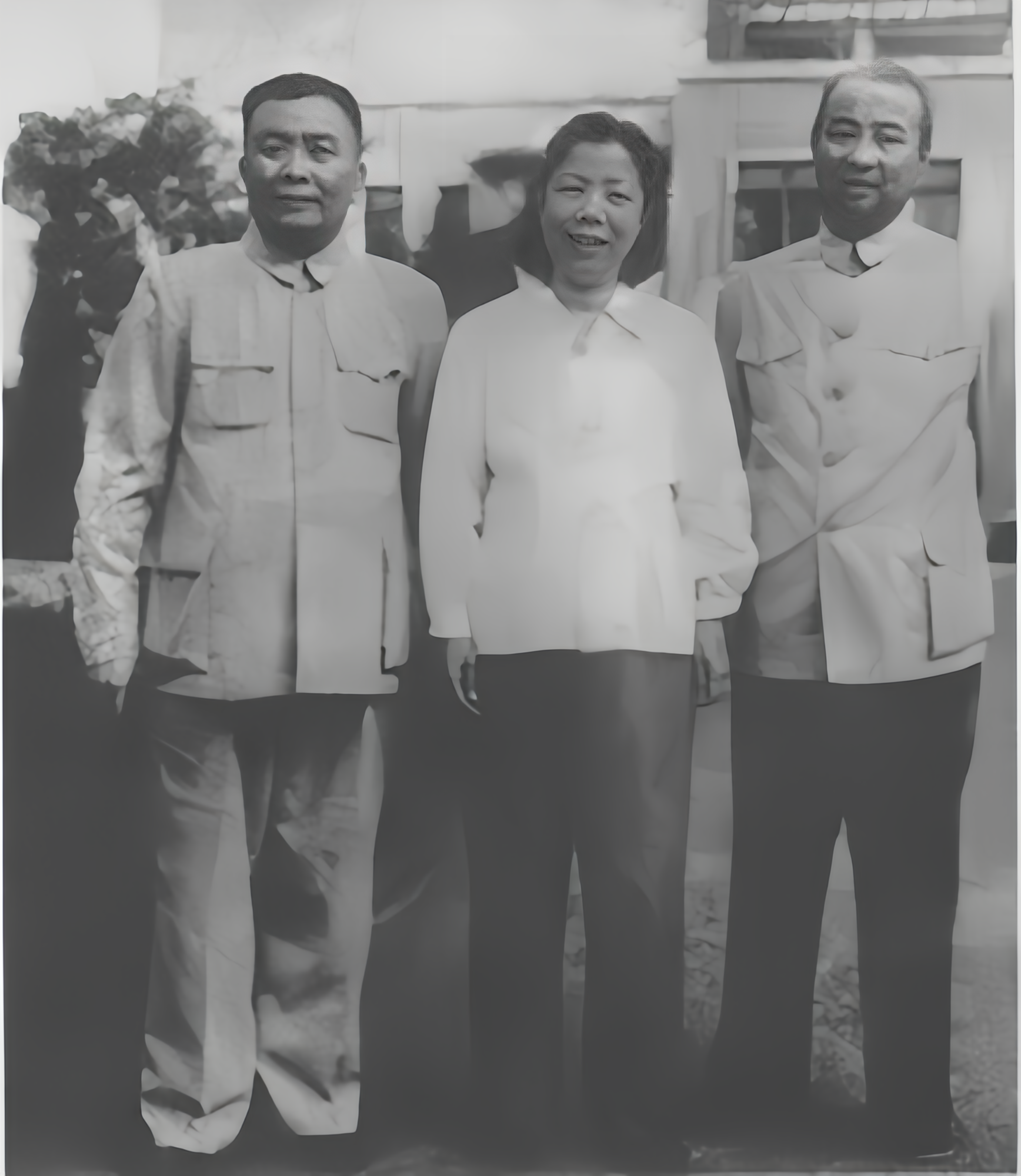 陈赓是大将，他的妹夫谭政也是大将。两人的合影却很少见。终于扒出来一张，请看左一是