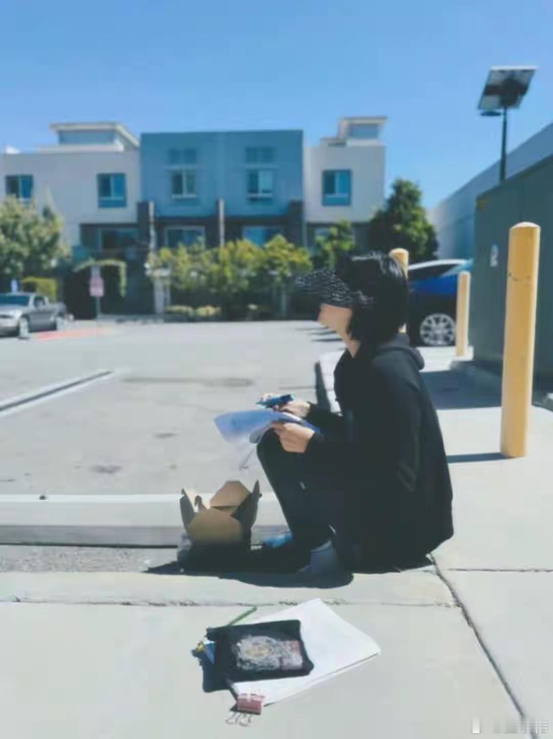 孙俪陪女儿上课，大热天坐路边看剧本等着，还带了自己做的午餐