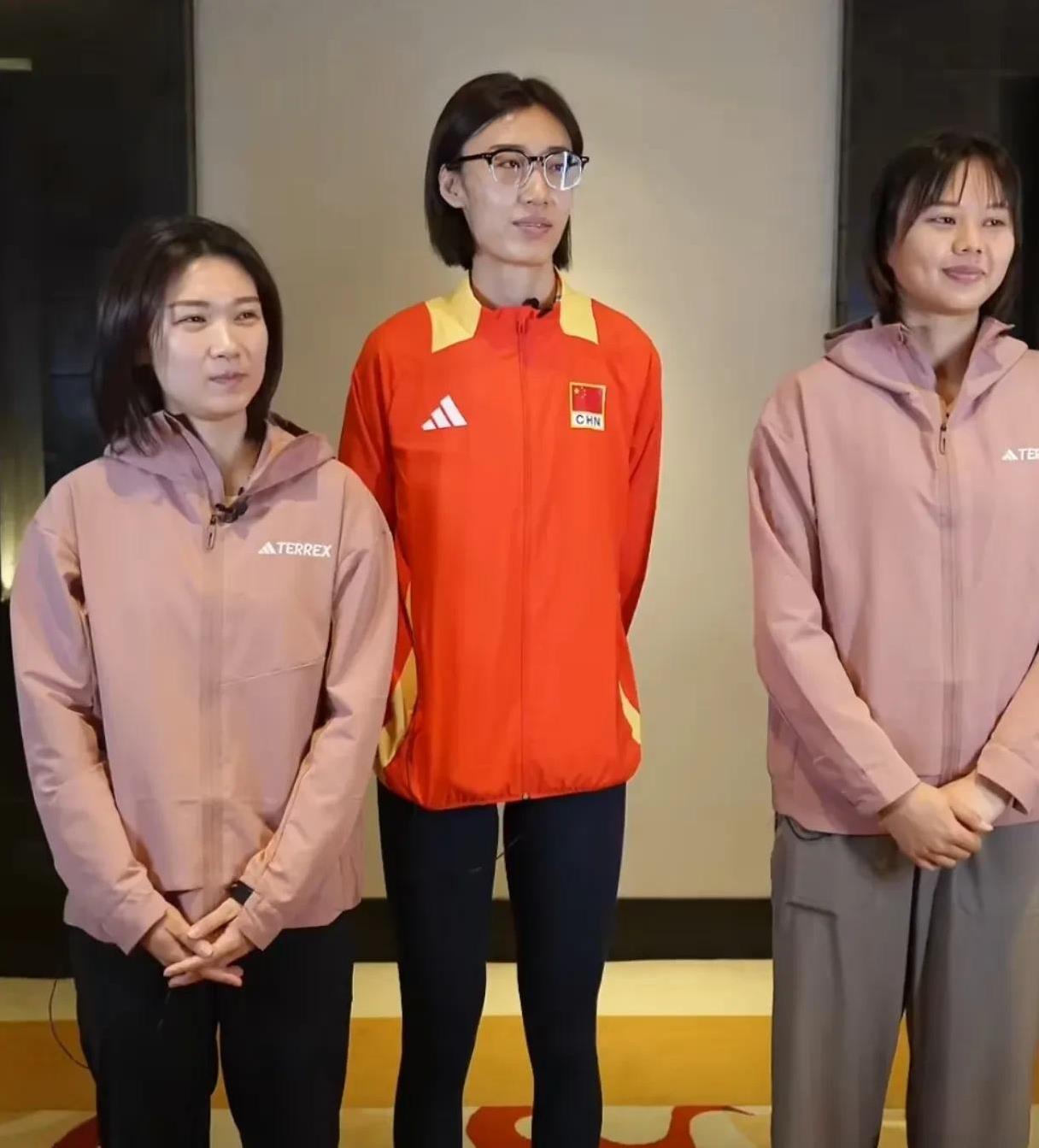中国女排输掉热身赛体现龚翔宇、王媛媛、王梦洁三位老将的核心作用。中国女排与波兰队