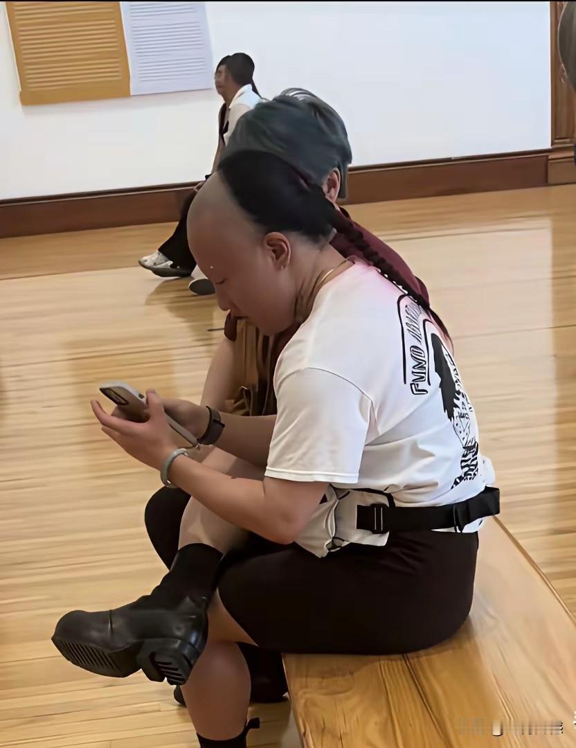 看到这个人的头型，仿佛有一种穿越感，这应该不是影视作品中的剧照，这就是现实生活中