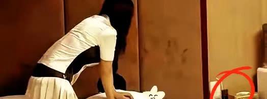 江苏苏州，一男子叫女技师上门服务，不料，快结束时，女技师突然趴在男子身上，触摸男