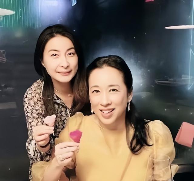 有一次，记者问霍启刚：“你觉得太太漂亮，还是妈妈漂亮？”霍启刚愣了一下，撒娇似的