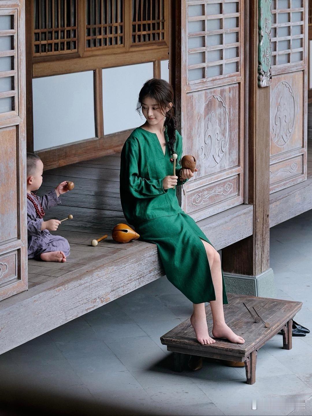 赵丽颖这组照片直接封神！恬静温柔的氛围感拉满，娇俏灵动，搭配身旁懵懂可爱的小和尚