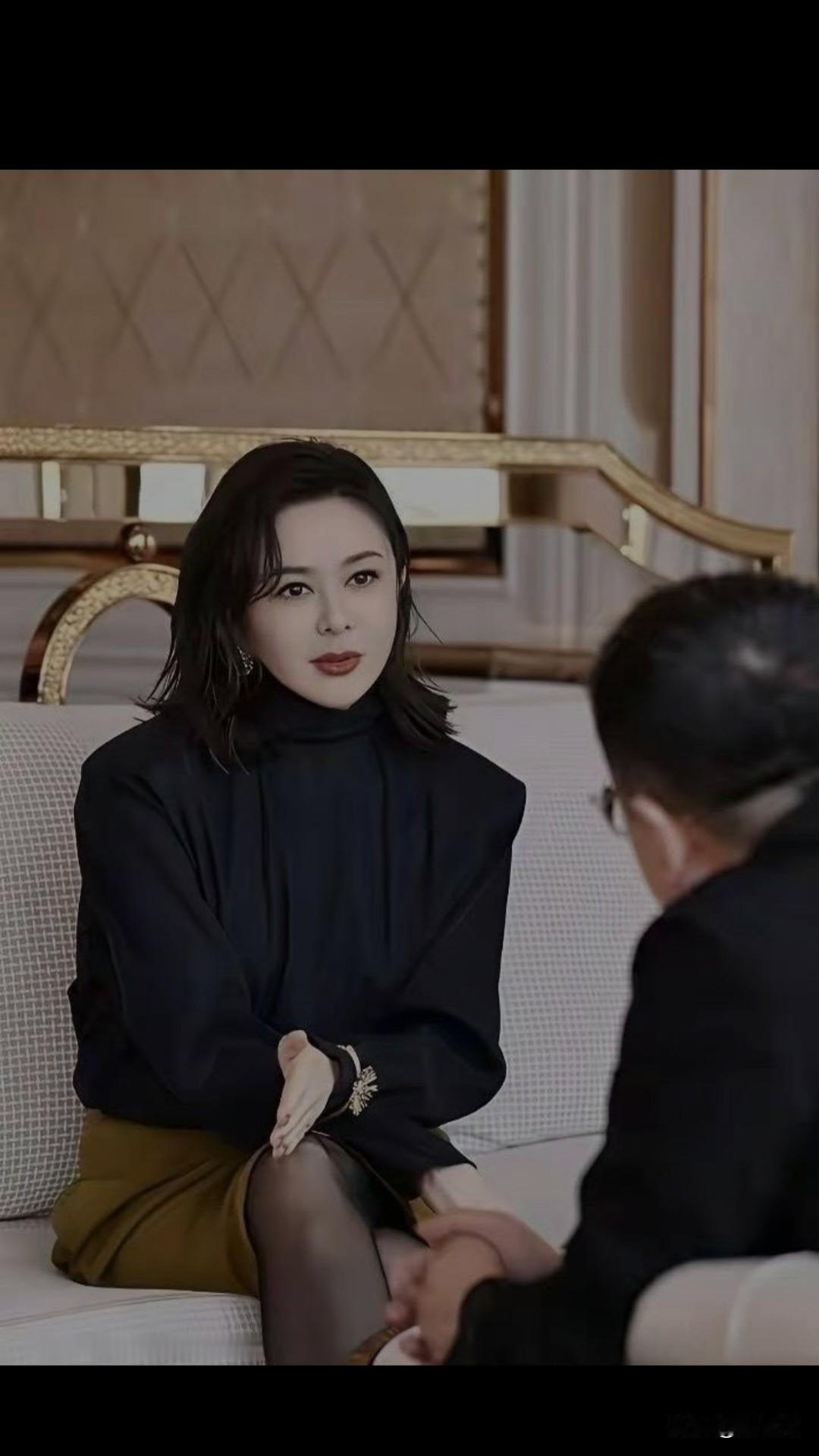 开了美颜滤镜后，关之琳脸上看不出岁月的痕迹，魅力依旧！