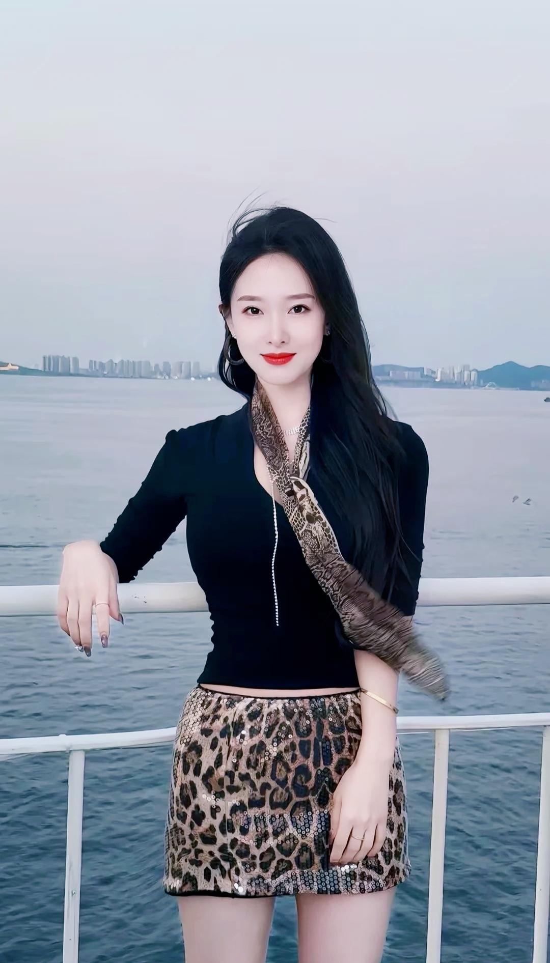 海边漫步时尚穿搭是享受时光的标配海风拂过裙摆随风舞动画面美炸再配副大墨