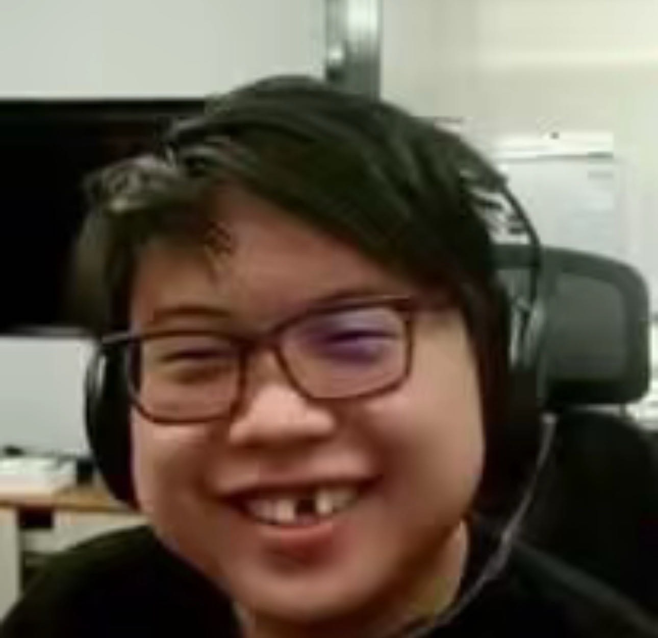 查理斯：宝可梦我不打，当时虎牙那哥们和我说的时候，说这个东西会和XG比赛冲突，我