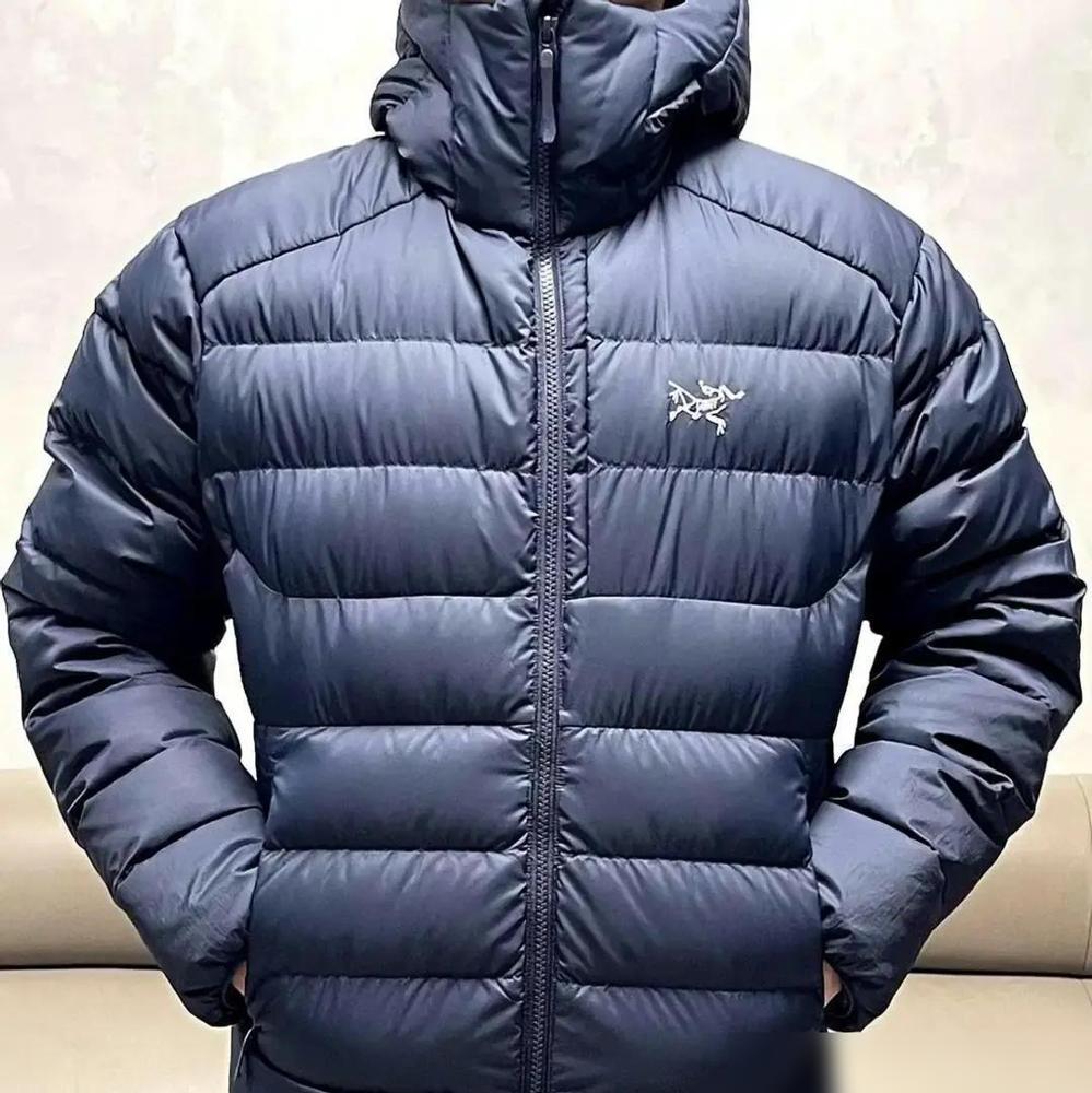 中间档位的羽绒服快被冻死了，那点钱买不到面子也买不到里子。今年200元以下的