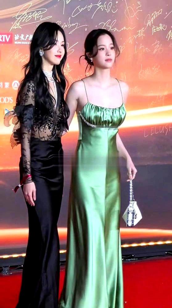 瘦成纸片人被说，健身练出肌肉线条，竟然还会被一些人吐槽壮。陈都灵这事儿挺