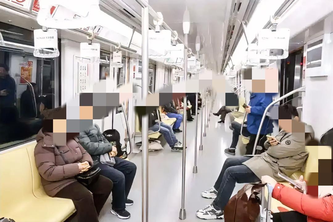 我天，这事儿看得我汗毛都竖起来了。微信列表一整排男人，150一位，真不是段子